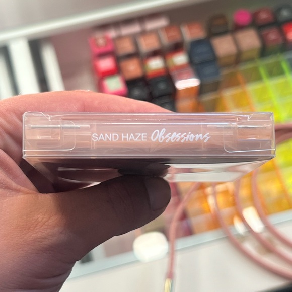 HUDA Beauty: Haze Obsessions Eyeshadow Palette (Sand) - Picture 4 of 4